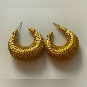 Gold Tone Cornucopia Shaped Weave Hoop Earring